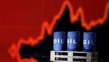 بلومبرغ: سعر النفط عرضة لمزيد من الهبوط إذا زاد أوبك الإنتاج مجددا بلومبرغ: سعر النفط عرضة لمزيد من الهبوط إذا زاد أوبك الإنتاج مجددا