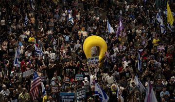 عائلات الأسرى الإسرائيليين يتظاهرون للمطالبة بصفقة شاملة