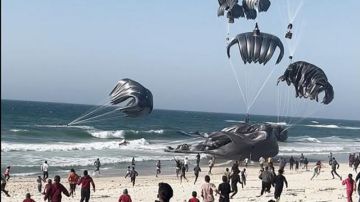 إسرائيل تهدد بوقف عمليات إسقاط المساعدات على غزة إسرائيل تهدد بوقف عمليات إسقاط المساعدات على غزة