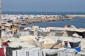 من شاطئ الفرح إلى مخيم الخوف: البحر يتحول لمأوى قسري للنازحين بغزة