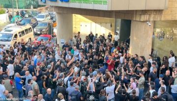 فيديو.. محبو زياد الرحباني يحتشدون أمام المستشفى لتوديعه