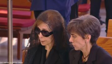 أول ظهور للفنانة فيروز في مراسم تشييع زياد الرحباني أول ظهور للفنانة فيروز في مراسم تشييع زياد الرحباني