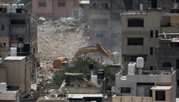 القدس.. سلطات الاحتلال تهدم مبنى فلسطينيا يضم 8 شقق و15 محلا