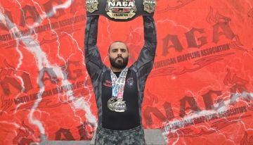 الرويضي ينتزع الحزام الذهبي لبطولة الجوجيتسو في أميركا الرويضي ينتزع الحزام الذهبي لبطولة الجوجيتسو في أميركا