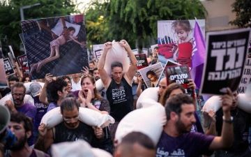 في سابقة هي الأولى .. تظاهرات في تل أبيب تطالب بوقف الحرب والمجاعة في غزة في سابقة هي الأولى .. تظاهرات في تل أبيب تطالب بوقف الحرب والمجاعة في غزة
