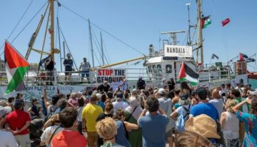 استمرار ترحيل نشطاء أسطول الحرية وسط ظروف احتجاز مهينة وإضرابات عن الطعام استمرار ترحيل نشطاء أسطول الحرية وسط ظروف احتجاز مهينة وإضرابات عن الطعام