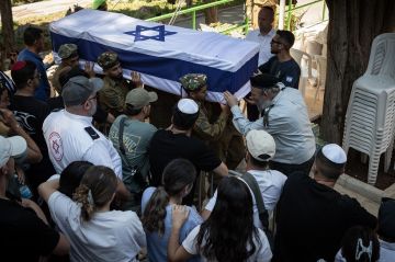 الجيش الإسرائيلي يعلن مقتل ضابط جراء انفجار ذخيرة جنوبي قطاع غزة الجيش الإسرائيلي يعلن مقتل ضابط جراء انفجار ذخيرة جنوبي قطاع غزة