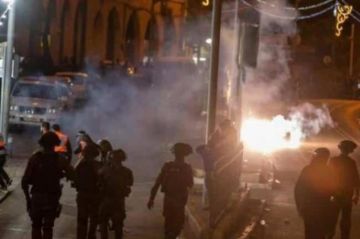 اندلاع حريق محيط مستشفى نابلس جراء إطلاق الاحتلال قنابل الغاز