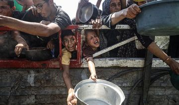 الإعلام الحكومي: 36 شاحنة مساعدات دخلت القطاع السبت ونهبت أغلبها الإعلام الحكومي: 36 شاحنة مساعدات دخلت القطاع السبت ونهبت أغلبها