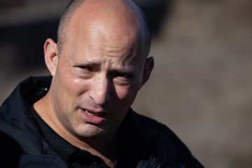 مهاجمة إيران ممنوعة ومستحيلة.. حرب كلامية بين وزير الدفاع الإسرائيلي ورئيس الحكومة الأسبق مهاجمة إيران ممنوعة ومستحيلة.. حرب كلامية بين وزير الدفاع الإسرائيلي ورئيس الحكومة الأسبق