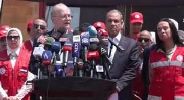 رئيس الوزراء الفلسطيني يلقي كلمة خلال تواجده أمام بوابة معبر رفح برفقة نظيره المصري