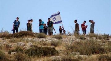 مستوطنون متطرفون ينفذون انتهاكات بحق المواطنين وممتلكاتهم في الضفة مستوطنون متطرفون ينفذون انتهاكات بحق المواطنين وممتلكاتهم في الضفة