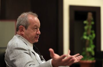 ساويرس يسخر من يوتيوب بسبب موظف صغير ما بيعرفش عربي ساويرس يسخر من يوتيوب بسبب موظف صغير ما بيعرفش عربي