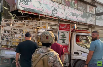 عدسة RT توثق نقل السلاح من مخيم برج البراجنة في بيروت إلى الجيش اللبناني (فيديو)