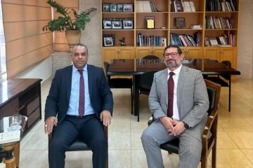 السفير التشيلي يلتقي أمين عام اتحاد الكتاب والأدباء الفلسطينيين ويبحثان التعاون الثقافي المشترك السفير التشيلي يلتقي أمين عام اتحاد الكتاب والأدباء الفلسطينيين ويبحثان التعاون الثقافي المشترك