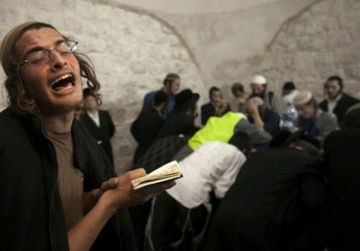 مستوطنون يقتحمون قبر يوسف بحماية قوات الاحتلال مستوطنون يقتحمون قبر يوسف بحماية قوات الاحتلال