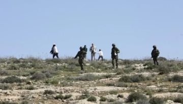 مستوطنين يجبرون عائلتين على الرحيل من تجمع شلال العوجا شمال مدينة اريحا مستوطنين يجبرون عائلتين على الرحيل من تجمع شلال العوجا شمال مدينة اريحا