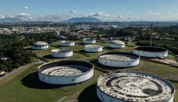 النفط ينخفض مع تجدد مخاوف الطلب بسبب بيانات ضعيفة للاقتصاد الأميركي