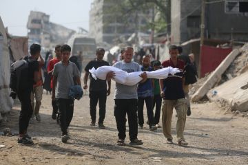 مسحت من السجلات.. مراسلنا: مقتل 7 أفراد من عائلة أبو شمالة بغارة إسرائيلية في خان يونس مسحت من السجلات.. مراسلنا: مقتل 7 أفراد من عائلة أبو شمالة بغارة إسرائيلية في خان يونس