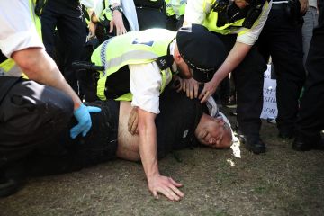 بالصور.. ماذا حصل لمتظاهري فلسطين أكشن المحظورة في لندن؟ بالصور.. ماذا حصل لمتظاهري فلسطين أكشن المحظورة في لندن؟