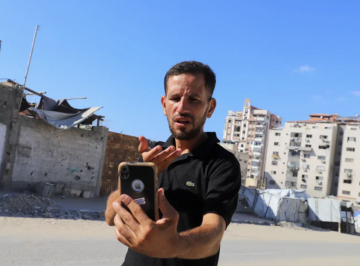 مراسل بلا صوت.. شاب فلسطيني أصم يوثق معاناة غزة بلغة الإشارة ويبثها للعالم مراسل بلا صوت.. شاب فلسطيني أصم يوثق معاناة غزة بلغة الإشارة ويبثها للعالم