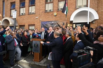 رفع العلم الفلسطيني على السفارة في بريطانيا.. وزملط يعلق