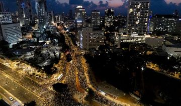 احتجاجات إسرائيلية واسعة في تل أبيب والقدس للمطالبة بصفقة تبادل تنهي الحرب احتجاجات إسرائيلية واسعة في تل أبيب والقدس للمطالبة بصفقة تبادل تنهي الحرب