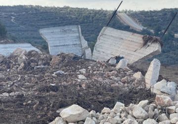 الاحتلال يهدم أسوارا في قطنة شمال غرب القدس