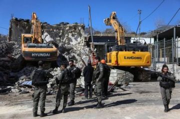 هدم ذاتي تحت التهديد.. خطر الإخلاء الكامل يحدق بقرية السر