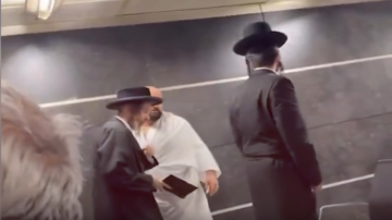 مواطن تركي يمنع يهود حريديم من الصلاة في مطار باسطنبول (فيديو)