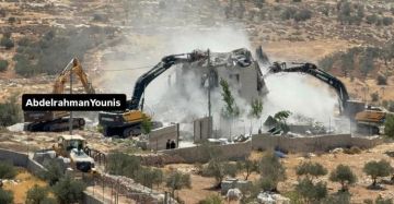 قوات الاحتلال تهدم مسكنين في الخليل قوات الاحتلال تهدم مسكنين في الخليل