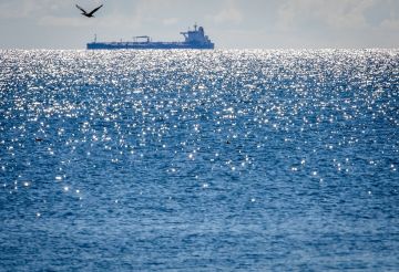 هيئة البث الإسرائيلية: ناقلة النفط المستهدفة في البحر الأحمر مملوكة لرجل الأعمال الإسرائيلي عيدان هيئة البث الإسرائيلية: ناقلة النفط المستهدفة في البحر الأحمر مملوكة لرجل الأعمال الإسرائيلي عيدان