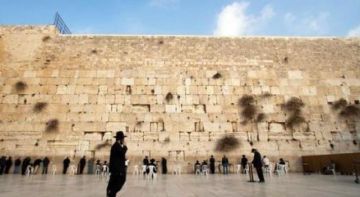 الاحتلال يستبدل تسمية حائط البراق بـحائط المبكى على الحافلات