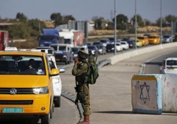قوات الاحتلال تنصب حاجزا جنوب بيت لحم