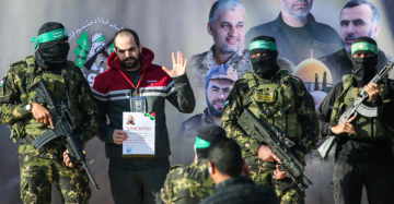 بالصور كتائب القسام تعرض صورة وداعية لأسرى الاحتلال تزامنا مع بدء عملية غزة