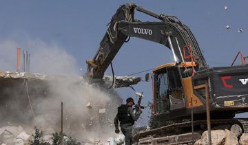 الاحتلال يخطر بهدم منازل ومحال تجارية في شمال القدس