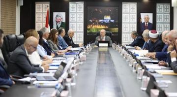 رئيس الوزراء يتسلم التقرير السنوي لأداء مجلس تنظيم قطاع المياه رئيس الوزراء يتسلم التقرير السنوي لأداء مجلس تنظيم قطاع المياه