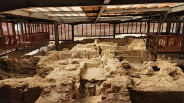 جيش الاحتلال يهدد بتدمير مبنى في غزة يضم آلاف القطع الأثرية