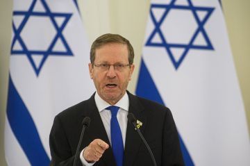 بريطانيا.. احتجاجات ومطالب باعتقال الرئيس الإسرائيلي فور وصوله إلى لندن بريطانيا.. احتجاجات ومطالب باعتقال الرئيس الإسرائيلي فور وصوله إلى لندن