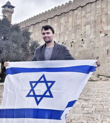 وصفه ترمب بـالأسطوري العظيم وأمر بتنكيس الأعلام حدادا على مقتله.. من هو تشارلي كيرك؟ وصفه ترمب بـالأسطوري العظيم وأمر بتنكيس الأعلام حدادا على مقتله.. من هو تشارلي كيرك؟