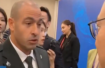 عميد جامعة صينية يوبخ ضابطا إسرائيليا وجها لوجه.. كيف وأين ولماذا؟ (فيديو) عميد جامعة صينية يوبخ ضابطا إسرائيليا وجها لوجه.. كيف وأين ولماذا؟ (فيديو)