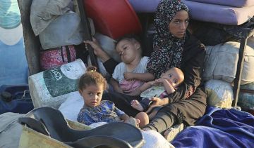 تقرير من شمال غزة إلى جنوبها.. أم ثكلى تحمل وجعها وأطفالها في طريق النزوح تقرير من شمال غزة إلى جنوبها.. أم ثكلى تحمل وجعها وأطفالها في طريق النزوح