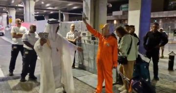 المئات يتظاهرون في مطار بن غوريون ضد نتنياهو قبيل توجهه إلى الأمم المتحدة المئات يتظاهرون في مطار بن غوريون ضد نتنياهو قبيل توجهه إلى الأمم المتحدة