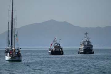 أسطول المساعدات لغزة ينشر لقطات تزعم تعرض إحدى سفنه لهجوم بطائرة مسيرة أسطول المساعدات لغزة ينشر لقطات تزعم تعرض إحدى سفنه لهجوم بطائرة مسيرة