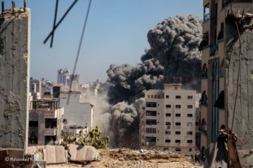 شاهد: الاحتلال يدمر برج الكوثر في حي تل الهوى جنوب غرب مدينة غزة