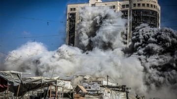 الاحتلال يكثف قصفه ويفجر وينسف المنازل والأبراج السكنية في مدينة غزة الاحتلال يكثف قصفه ويفجر وينسف المنازل والأبراج السكنية في مدينة غزة