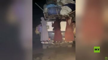 غزة.. فلسطينيات يتشبثن بمركبة مكتظة في رحلة نزوح قاسية