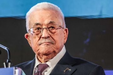 إعلام فلسطيني نقل الرئيس الفلسطيني محمود عباس إلى المستشفى في رام الله إعلام فلسطيني نقل الرئيس الفلسطيني محمود عباس إلى المستشفى في رام الله