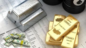 انخفاض أسعار الذهب والفضة والنفط عالميا مع استقرار الدولار