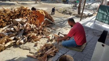 بيع الخشب تجارة تتوسع في غزة مع استمرار أزمة غاز الطهي